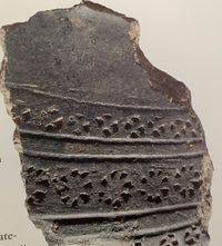 Fragment gestempeld aardewerk uit de Vroege Middeleeuwen