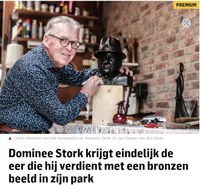 Geert Vreeman met beeld van dominee Stork
