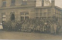 Groep militairen uit Eerste Wereldoorlog te Didam 1918 voor Hotel Restaurant Het Wapen Gelderland van B. Kaal