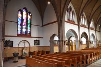 Kerk Loil met Kruiswegstaties en glas en lood ramen