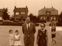 Loil 1968 archief Wim van den Borne kinderen links Dolinda van Londen, Carla Berendsen, meester Tiel Groenestegen, Juffouw Assendorf