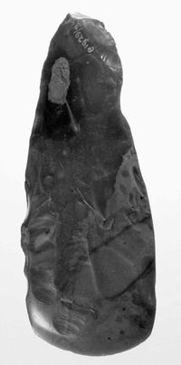 Vuurstenenbeitel van gelachtige bruine steen, vindplaats Didam